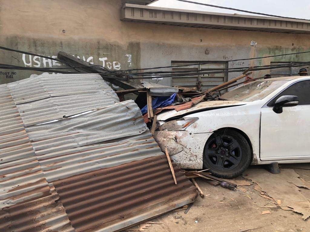 PHOTOS: Four injured as car crashes into Lagos building